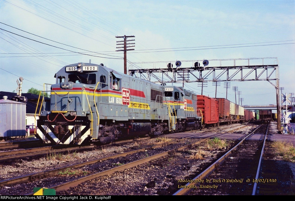 Family Lines System, L&N U25B 1600 -SD35 4509, at Louisville, Kentucky. October 2, 1980. Jack D Kuiphoff © photo